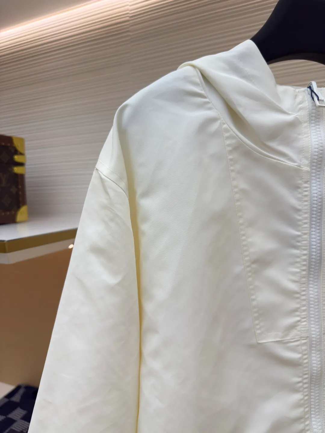 LOUIS VUITTON double-sided windproof pin jacket ●Authentic product: purchased and developed for 22700 ●Item number: 1680474-C55 ●Fabric: polyester fiber fabric ●Technology: jacquard ●Version: fitted version ●Weight: about 555 grams ●Size: 44-46-48-50 ●Description: The solid color fabric is made of nylon encrypted matt twill fabric, and the jacquard fabric on the other side is made of 50D nylon yarn-dyed jacquard fabric. The solid color front panel is laser-burned, hand-made of white copper, with a triangle pin with logo and glossy finish. The front panel pocket uses a hardware keychain to hang a folding clothing tag, and the jacquard letters on the front chest placket are made of single-piece flowing pure It is cut by hand to restore the flower, and all the pieces are numbered. The pockets are also cut with the restored flower number. The fabric is relatively light and silky, and it takes time to cut accurately. The front and center are equipped with a double-circulation puller 5# orbital zipper. The hem and the hood are worn with spiral elastic ropes with ring anti-slip buckles, square pig nose buckles with logo, and all holes are punched with hardware and logo on the cloth-colored cornrows.